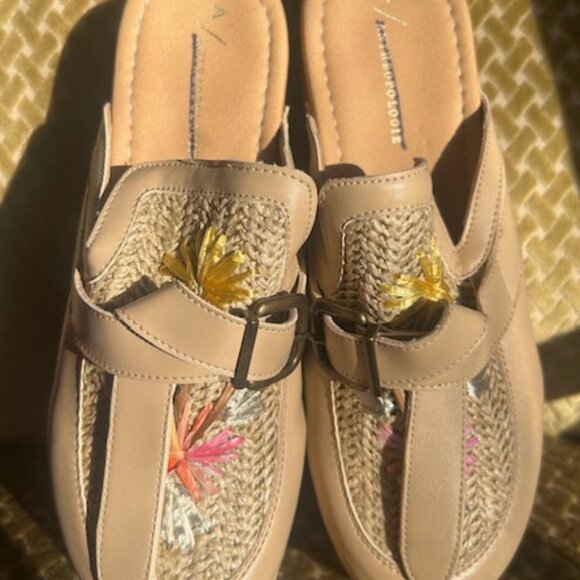 Anthropologie x  L'artiste Chienti Raffia Floral Embroidered Buckle Stud Clogs - Picture 9 of 16